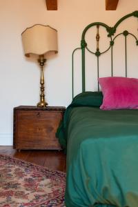 una camera con un letto e una lampada su un tavolo di La Chiesuola a Viterbo