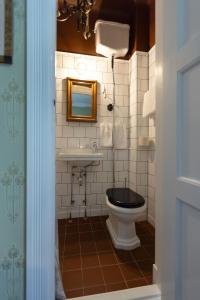 uma casa de banho com um WC e um lavatório em Villa Wäring Husrum & Frukost em Varberg