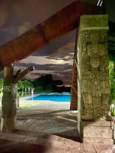 un pilar de piedra frente a una piscina en Dexamano Hotel & Resort en Lejamaní