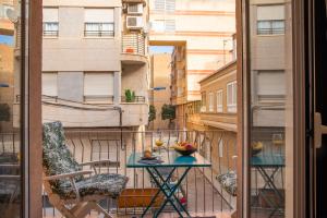 - un balcon avec une table et des chaises dans l'établissement Myflats Beach Side Santa Pola, à Santa Pola