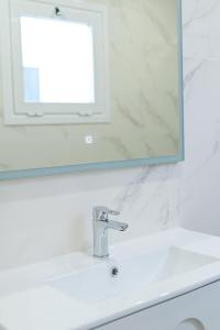 La salle de bains est pourvue d'un lavabo et d'un miroir. dans l'établissement Myflats Beach Side Santa Pola, à Santa Pola