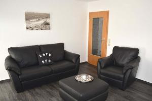 WestereckにあるZum Leuchtturm 10 Ferienwohnung Nr 07のリビングルーム(椅子2脚、ソファ、テーブル付)