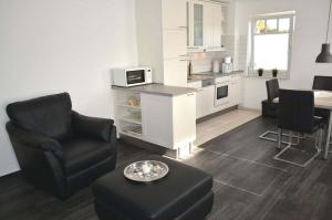 WestereckにあるZum Leuchtturm 10 Ferienwohnung Nr 07のリビングルーム(椅子、テーブル付)、キッチン