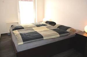 WestereckにあるZum Leuchtturm 10 Ferienwohnung Nr 07の窓のある部屋にある大きなベッド +3枚の写真