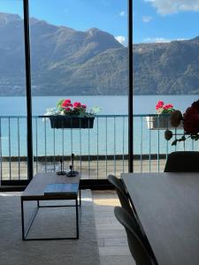 TresservesにあるFlocon du Lacのテーブル付きの客室で、水辺の景色を望めます。