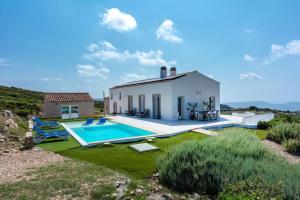 una imagen de una casa con piscina en Sardegna è - Stazzu di l'Incantu con piscina, en Aglientu