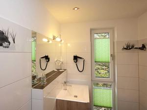 ザスニッツにあるVilla Amelie _ App_ Seemoeweのバスルーム(洗面台、鏡、窓付)