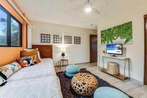 Una sala de estar con un sofá y un televisor. en Waikoloa Villas A107, en Waikoloa 43 fotos más