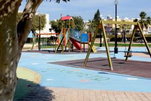 un parc avec une aire de jeux avec un toboggan dans l'établissement 603 Agia Napa Center, à Ayia Napa