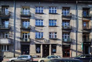 een gebouw waar auto's voor geparkeerd staan bij Central Apartments Warszawska Street in Krakau