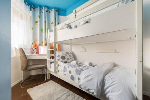 een slaapkamer met een stapelbed met een stoel en een bureau bij Mediterranea private pool apartment in Solin