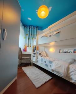 een slaapkamer met een bed met een blauw plafond bij Mediterranea private pool apartment in Solin
