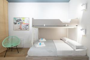 1 dormitorio blanco con 1 cama y 1 silla en Zutabe - baskeyrentals, en Azpeitia