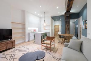 sala de estar con sofá, TV y mesa en Zutabe - baskeyrentals, en Azpeitia