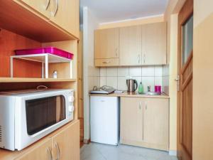 uma cozinha com um micro-ondas e um frigorífico em Bryza em Trzęsacz
