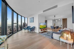 an open living room with a view of a city at Luxe Panoramic 3 Bedroom Penthouse with onsite parking in Melbourne
