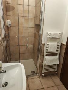 錫爾維瑪麗娜的住宿－Agriturismo Le Macine，带淋浴和盥洗盆的浴室