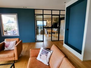 ein Wohnzimmer mit zwei Sofas und einer blauen Wand in der Unterkunft Villa La Voile au Vent - Sur les collines de la Cadière d'Azur - Villa spacieuse, 4 chambres, climatisée avec piscine à débordement, Vue mer et collines in Laouque