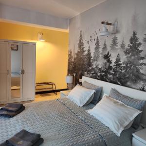 una camera con due letti e un dipinto sul muro di My room accommodation a Curtea de Argeş