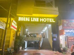 un panneau d'hôtel limite à la hongling sur un bâtiment dans l'établissement Hoàng Linh Hotel, à Buôn Ma Thuột