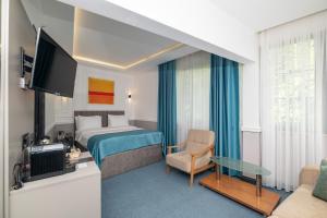 um quarto de hotel com uma cama e uma televisão em Askadar May Otel em Istambul