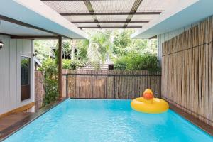 un canard en caoutchouc jaune dans une piscine dans l'établissement IP Plus Pool Villa Pattaya, à Jomtien Beach