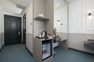 A kitchen or kitchenette at Askadar May Otel