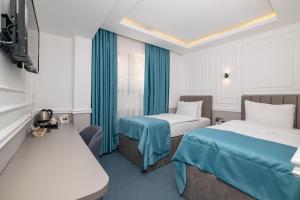 A bed or beds in a room at Askadar May Otel