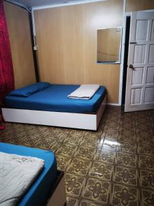Uma cama ou camas num quarto em Homestay Pokdin
