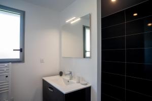 Ένα μπάνιο στο Villa Surf and Golf +35 φωτογραφίες