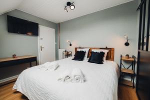 Кровать или кровати в номере AU COIN DE PARADIS - Suite samérienne