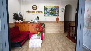 - un salon avec un canapé rouge et une table dans l'établissement Yen Nhi Hotel, à Đà Lạt