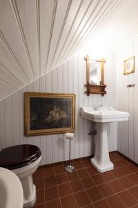a bathroom with a toilet and a sink at Villa Wäring Husrum & Frukost in Varberg