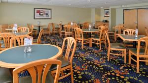 un comedor lleno de mesas y sillas en Holiday Inn Express & Suites - Ocean City, an IHG Hotel, en Ocean City