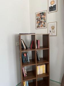 una estantería llena de libros junto a una pared en Apart Portakal Çiçeği, en Kas