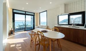 釜山的住宿－Paul Mare Pool Villa，厨房以及带桌椅的用餐室。