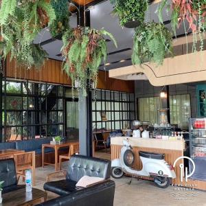 ein Restaurant mit einem in einem Zimmer geparkt in der Unterkunft IP Plus Pool Villa Pattaya in Jomtien Beach