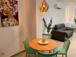 聖波拉的住宿－Santa Pola Suites，客厅配有桌椅和沙发