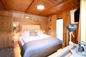 een slaapkamer met een bed met een hartteken aan de muur bij Apartmenthaus Sonnenhang in Schladming
