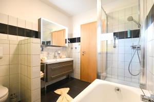 y baño con ducha, lavabo y aseo. en Apartmenthaus Sonnenhang, en Schladming