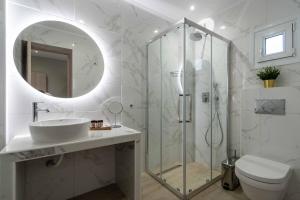 a bathroom with a shower and a sink and a toilet at Hypnos Hili in Alexandroupoli
