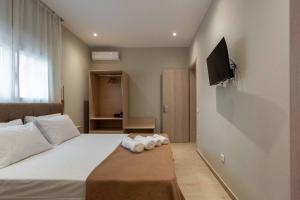 1 dormitorio con 1 cama con toallas en Hypnos Hili, en Alexandroupoli