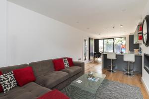 JOIVY Stunning 2 bed house with garden and free parking, near Clapham Park