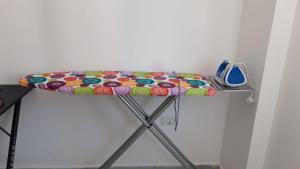 uma mesa com uma almofada em cima em Apartment em Gramsh
