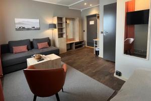 a living room with a couch and a table at Hotell Funäsdalen in Funäsdalen