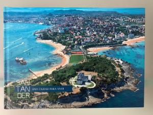 una vista aérea de la playa y del océano en Habitación privada para 2 personas a 10 min de la playa en Santander