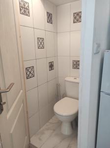 uma casa de banho branca com um WC e um chuveiro em Superbe appartement en plein centre ville em Viarmes