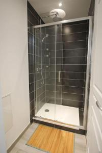 a shower with a glass door in a bathroom at L'etoile : Beau T3 rénové /Wifi in Angoulême