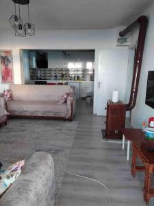 - un salon avec un canapé et une table dans l'établissement Denize Karşı Huzur Dolu Komple Kır Evi, 