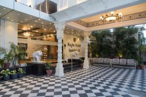 El lobby o recepción de Raghu Mahal Hotel